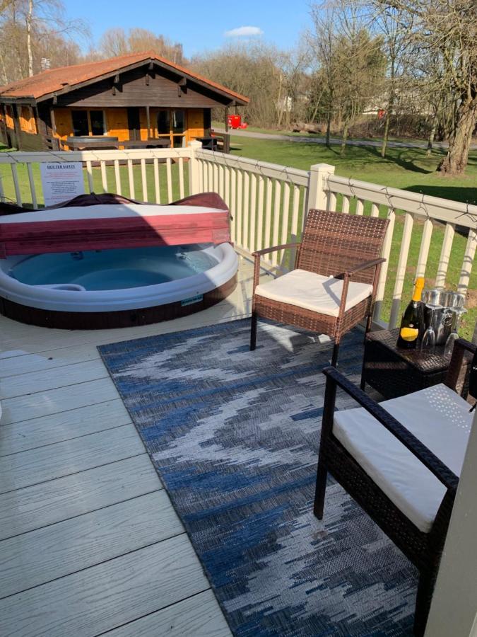 Beautiful 3 Bedroom Caravan With Hot Tub - Tattershall Lakes Buitenkant foto